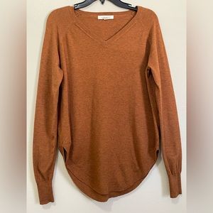SWEATERLAND  ROUND HEMLINE V-NECK PULLOVER size Small